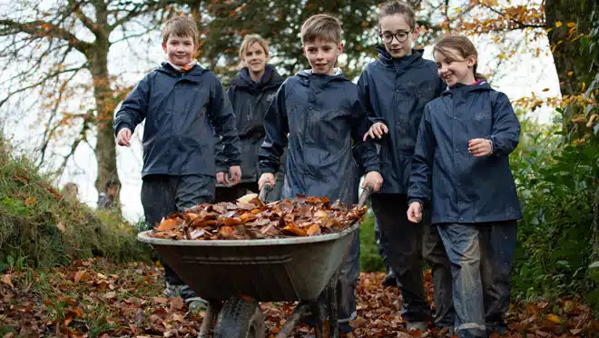 Children with the wheelbarrow
